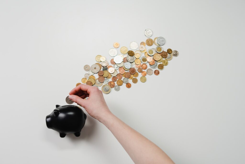 Investidor iniciante acompanhando o mercado na tela do computador